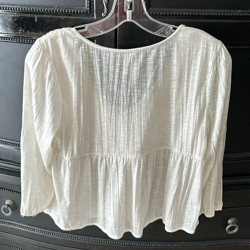 Like new cream colored floaty top, size small